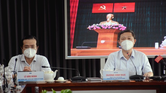 Đồng chí Dương Anh Đức, Phó Chủ tịch UBND TPHCM và đồng chí Lê Văn Minh, Phó Trưởng Ban Thường trực Ban Tuyên giáo Thành ủy TPHCM chủ trì tại điểm cầu Trung tâm Báo chí TPHCM