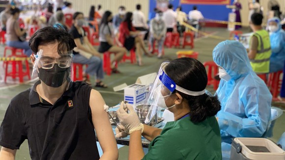 Tiêm vaccine phòng Covid-19 tại điểm tiêm quận 1 sáng 19-9. Ảnh: CAO THĂNG