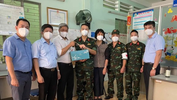 Thứ trưởng Bộ Y tế Nguyễn Trường Sơn cùng Đoàn công tác trao quà cho các lực lượng tuyến đầu.