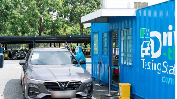 Khách hàng không cần phải xuống xe để làm thủ tục và lấy mẫu