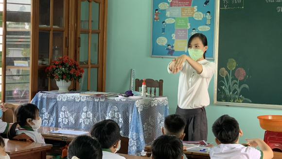 Giáo viên hướng dẫn trẻ vệ sinh tay