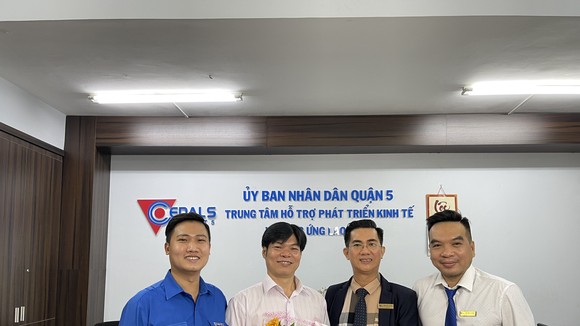 Đại diện công ty TNHH TM Chí Minh là doanh nghiệp đầu tiên nhận giấy phép kinh doanh sau khi thay đổi địa giới