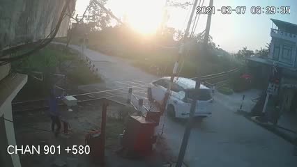 Video tàu hỏa đâm vào ô tô khiến 3 người thương vong