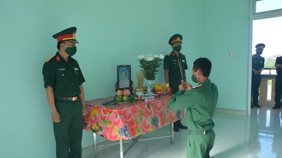 Quảng Ngãi: Mẹ mất, chiến sĩ bái vọng mẹ khi đang làm nhiệm vụ phòng chống dịch Covid-19