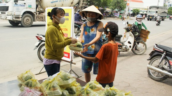 Quảng Ngãi: Hàng trăm suất cơm phát miễn phí cho người gặp khó khăn ảnh hưởng dịch Covid-19