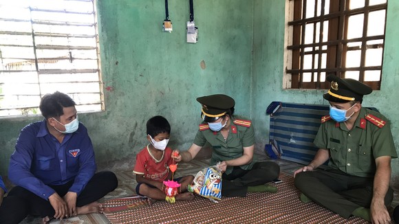 Thanh niên Công an tỉnh Quảng Ngãi tặng quà trung thu cho trẻ em vùng cao