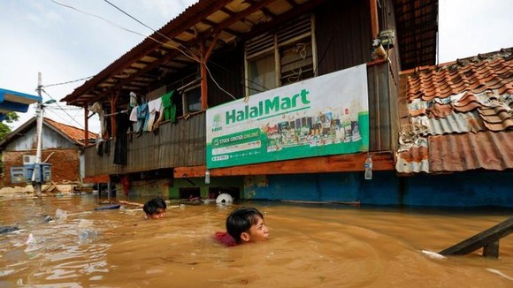 Trận mưa lớn gây ngập lụt ở Jakarta, Indonesia, ngày 2-1-2020. Ảnh: REUTERS/Willy Kurniawan