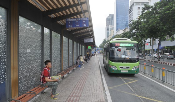 Trạm chờ xe buýt trên đường Hàm Nghi, quận 1, TPHCM. Ảnh: CAO THĂNG