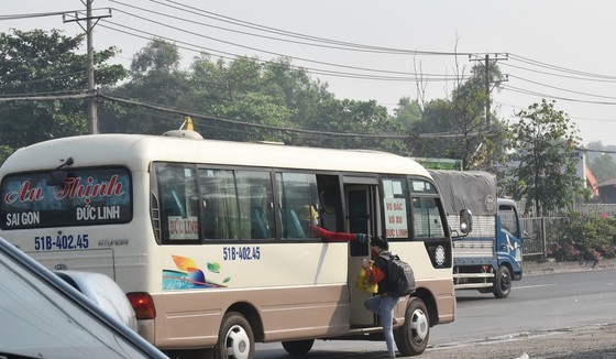 Xe dù đón khách đoạn đối diện cổng Trường Đại học Nông Lâm TPHCM. Ảnh: ĐÌNH LÝ