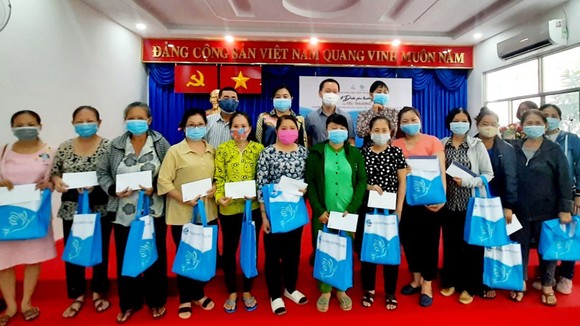 Đại diện PNJ và Hội LHPN TPHCM trao quà cho các chị em phụ nữ khó khăn