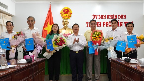 Ông Trần Việt Trường, Chủ tịch UBND TP Cần Thơ (giữa) trao quyết định điều động, bổ nhiệm cho các cán bộ