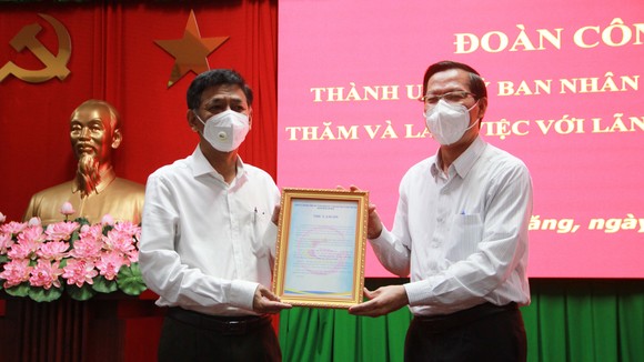 Chủ tịch UBND TPHCM Phan Văn Mãi trao Thư cám ơn đến Tỉnh ủy, HĐND, UBND, Ủy ban MTTQ và Nhân dân tỉnh Sóc Trăng