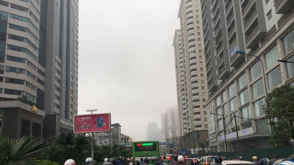 Sáng nay 1-3, Hà Nội tắc đường, mưa bụi, khói sương vì thời tiết giao mùa. Ảnh: VĂN PHÚC