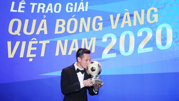 Văn Quyết hạnh phúc với danh hiệu Quả bóng vàng 2020.