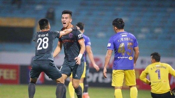 Hà Nội FC (phải) đã để thua cả 2 trận đầu mùa giải năm nay.