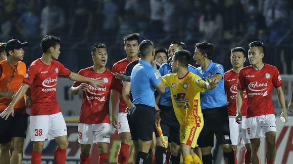 Trọng tài lại trở thành vấn đề của V-League 2021. Ảnh: MINH HOÀNG