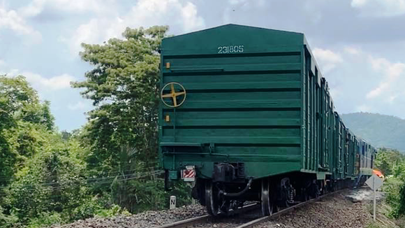 Sự cố tàu hàng AH1 bị trật bánh khỏi đường ray đã khiến tuyến đường sắt Bắc - Nam bị ngưng trệ trong nhiều giờ.