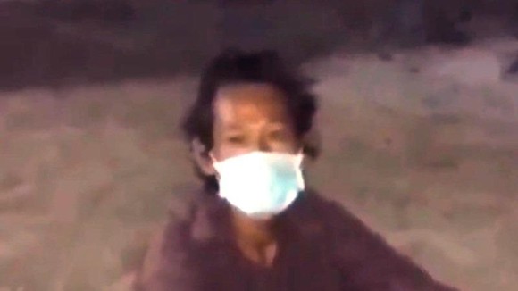 Đối tượng L. bị phát hiện khi đang trốn trong hội trường khu phố.