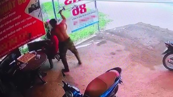 Đối tượng Ngọc bất ngờ dùng vật giống búa đập liên tiếp vào đầu nạn nhân. (Ảnh cắt từ camera tại của hàng).