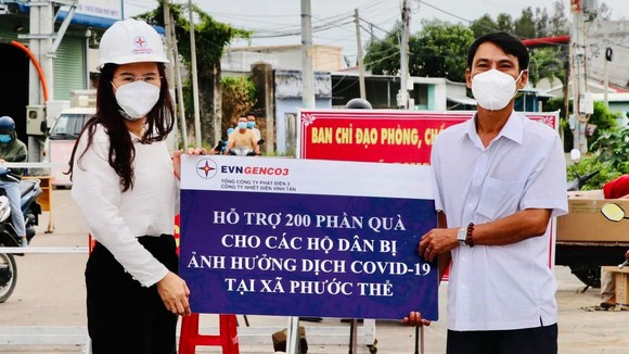 Đại diện UBND xã Phước Thể tiếp nhận hỗ trợ của Công ty Nhiệt điện Vĩnh Tân