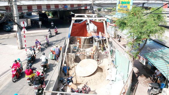 Công trình thi công rào chắn trên đường Phạm Thế Hiển, quận 8, ngày 2-1-2021. Ảnh: CAO THĂNG