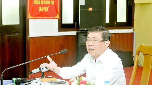 Chủ tịch UBND TPHCM Nguyễn Thành Phong phát biểu tại buổi làm việc. Ảnh: CAO THĂNG