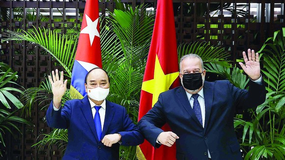 Chủ tịch nước Nguyễn Xuân Phúc hội kiến Thủ tướng Cộng hòa Cuba Manuel Marrero Cruz. Ảnh: TTXVN