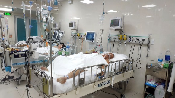Một bệnh nhân đang điều trị tại Khoa Hồi sức tích cực chống độc, Bệnh viện Nguyễn Tri Phương