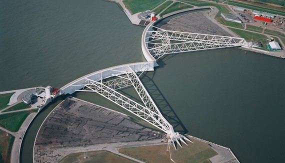 Kè chắn biển Oosterscheldekering (kè chắn bão đông Schelde) dài hơn 3km, nối liền hai đảo nhỏ tại Hà Lan. Ảnh: READESL