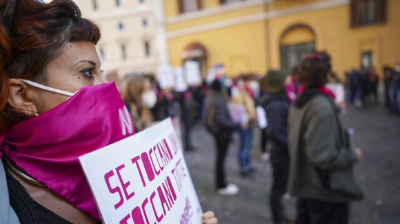 Phụ nữ tham gia biểu tình vào Ngày Quốc tế xóa bỏ bạo lực đối với phụ nữ, ở Rome. Ảnh: AP