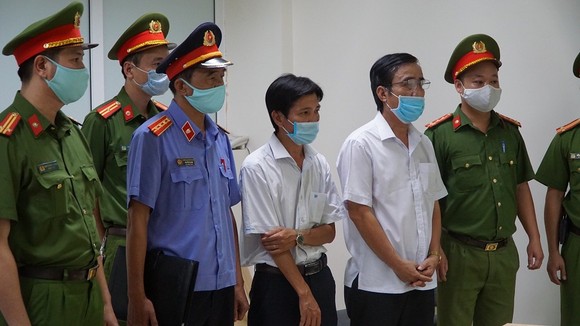 Hưng và Hoài đều là chuyên viên Trung tâm phát triển quỹ đất TP Huế 