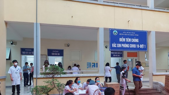 Tiêm vaccine phòng Covid-19 cho nhân viên y tế tại Bệnh viện Đa khoa Hà Tĩnh sáng 15-4