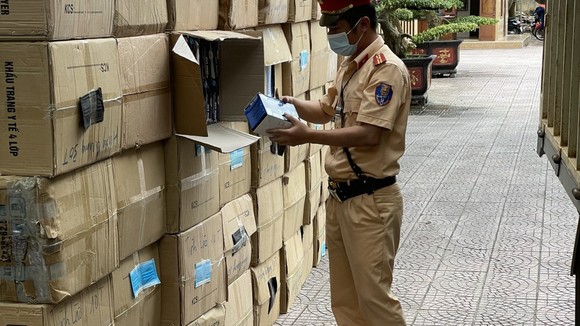 Lực lượng chức năng kiểm tra số lượng khẩu trang y tế không rõ nguồn gốc. Ảnh: Công an Hà Tĩnh cung cấp