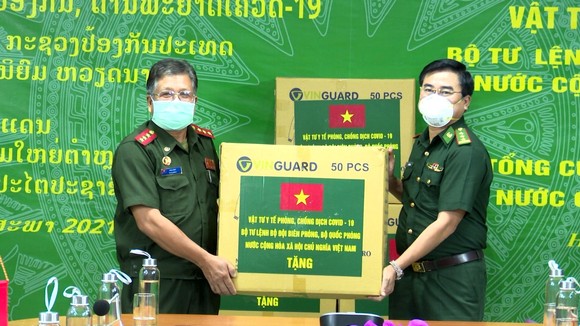 Thừa ủy quyền của Bộ Tư lệnh Bộ đội Biên phòng Việt Nam, Thượng tá Võ Tiến Nghị, Chỉ huy trưởng Bộ đội Biên phòng tỉnh Hà Tĩnh trao vật tư y tế phòng, chống dịch Covid-19 cho lực lượng chức năng Lào