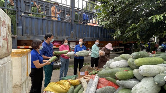 Lãnh đạo Ủy ban MTTQ Việt Nam huyện Hương Sơn động viên lực lượng tham gia bốc xếp và nhà xe vận chuyển hàng hóa vào TPHCM và các tỉnh phía Nam