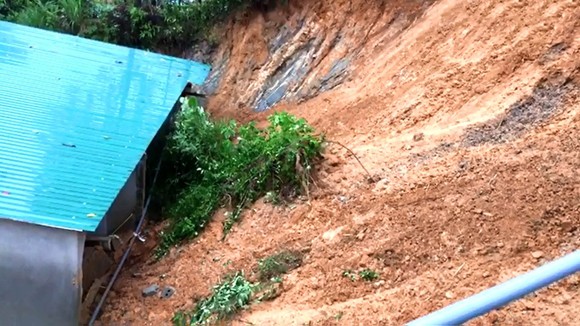 Hiện trường sạt lở làm sập tường nhà anh Nguyễn Đình Đức