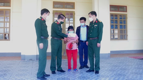 Lãnh đạo Bộ Chỉ huy Quân sự tỉnh Hà Tĩnh tặng quà động viên một thương binh ở huyện Thạch Hà