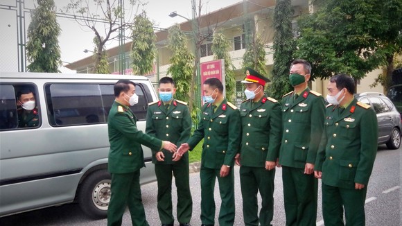 Lãnh đạo Bộ CHQS tỉnh Hà Tĩnh động viên các cán bộ, quân nhân trước khi lên đường thực hiện nhiệm vụ