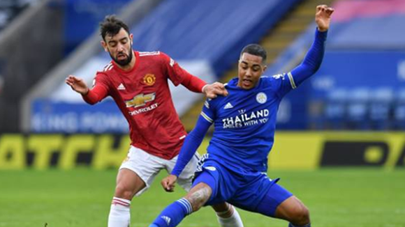 Bruno Fernandes trong trận hòa tại Leicester trong ngày Boxing Day. Ảnh: Getty Images