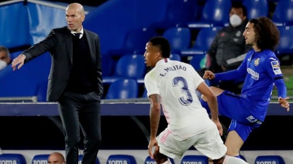 HLV Zinedine Zidane chứng kiến Real Madrid suy kiệt hòa 0-0 tại Getafe. Ảnh: Getty Images