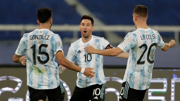 Lionel Messi ghi bàn mở tỷ số, nhưng Chile đã ghi bàn gỡ hòa 1-1. Ảnh: Getty Images