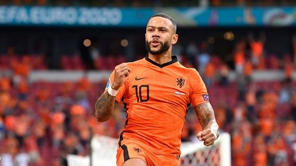 Memphis Depay ghi bàn cho tuyển Hà Lan tại Euro 2020. Ảnh: Getty Images