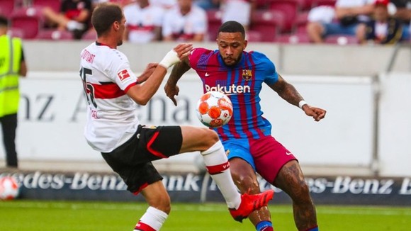 Memphis Depay xử lý tinh tế trước khi ghi bàn.