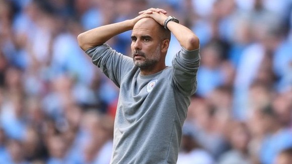 HLV Pep Guardiola tỏ rõ thất vọng khi chứng kiến trên đấu. Ảnh: Getty Images