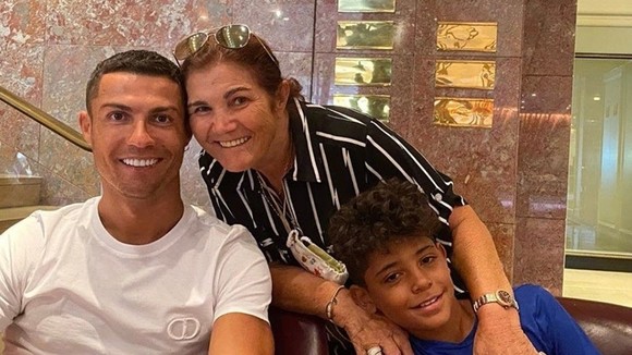 Bà Dolores Aveiro muốn trước khi chết được thấy cha con Ronaldo tại Sporting Lisbon.
