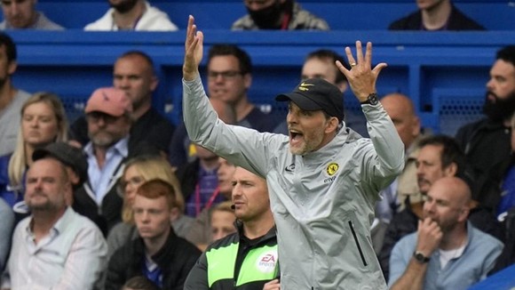 HLV Thomas Tuchel trong nỗ lực thúc đẩy tinh thần các học trò. Ảnh: Getty Images
