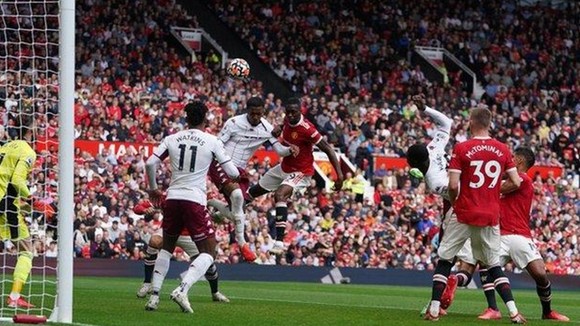 Tình huống ghi bàn mà HLV Ole Gunnar Solskjaer không hài lòng.