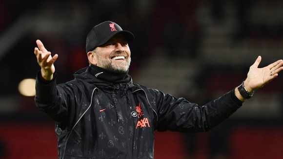HLV Jurgen Klopp ngạo nghễ ăn mừng chiến thắng. Ảnh: Getty Images