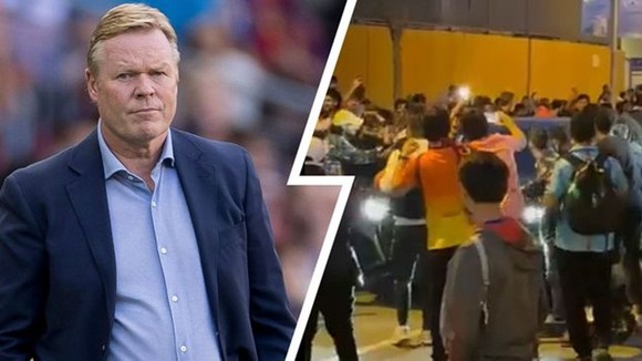 HLV Ronald Koeman bị bao vây khi rời sân Canp Nou.