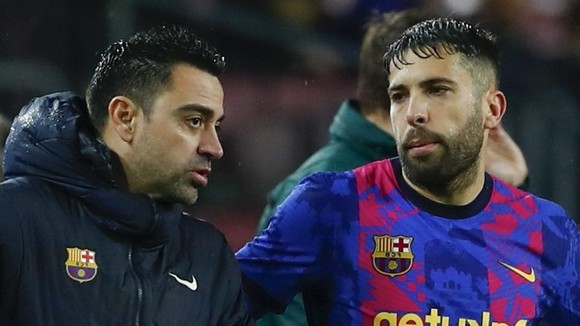 Sân Bayern không có khán giả cũng có thể xem đây là chút lợi thế cho thầy trò HLV Xavi.